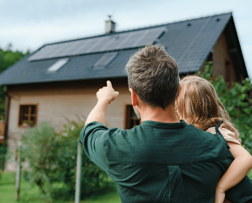 Vater zeigt seinem Kind die Photovoltaikanlage